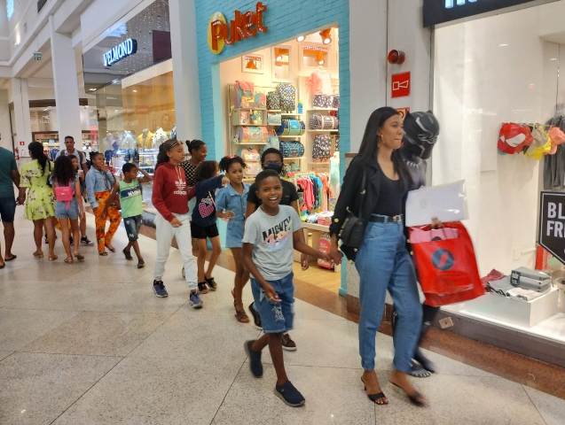 crianças no shopping