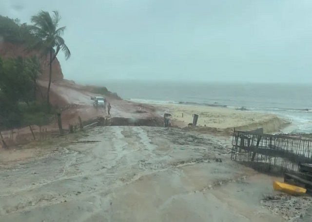 Prado: ponte desaba após fortes chuvas na cidade do extremo sul da Bahia