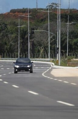 carros_avenida_ciclista_ipva-768x512-ELOI-CORREA-gov-ba-ipva-estrada-640