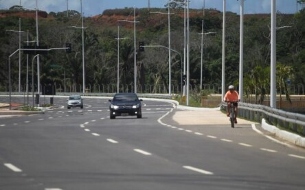 carros_avenida_ciclista_ipva-768x512-ELOI-CORREA-gov-ba-ipva-estrada-640