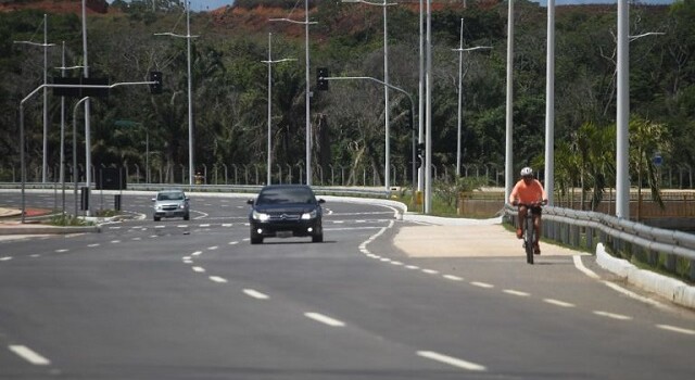 carros_avenida_ciclista_ipva-768x512-ELOI-CORREA-gov-ba-ipva-estrada-640