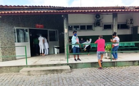Trabalhadores da Policlínica do Feira X param atividades por atraso nos salários