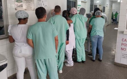 Trabalhadores da Policlínica do Feira X param atividades por atraso nos salários