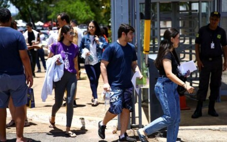 Candidatos comparecem a local de prova para a primeira etapa do Exame Nacional do Ensino Médio (Enem) 2022.