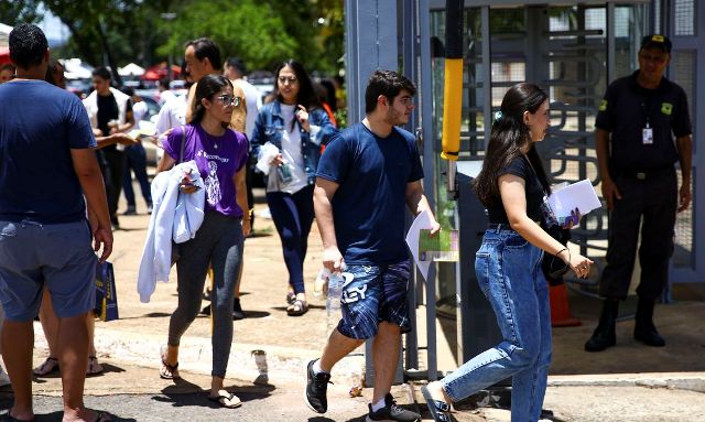 Candidatos comparecem a local de prova para a primeira etapa do Exame Nacional do Ensino Médio (Enem) 2022.