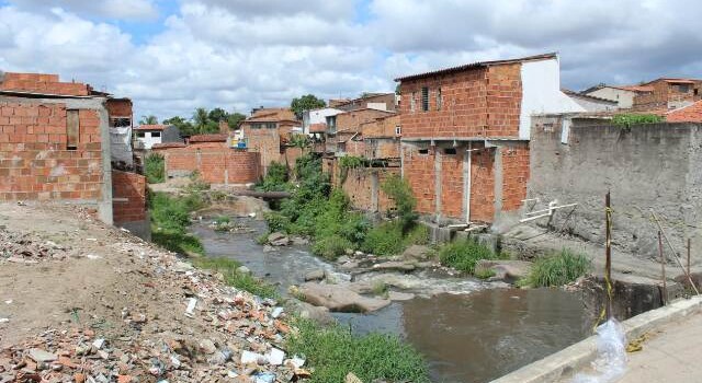 Um pontilhão, localizado entre os bairros Calumbi e conjunto Feira IV, em Feira de Santana, desabou ontem (21), após um veículo passar pelo local.