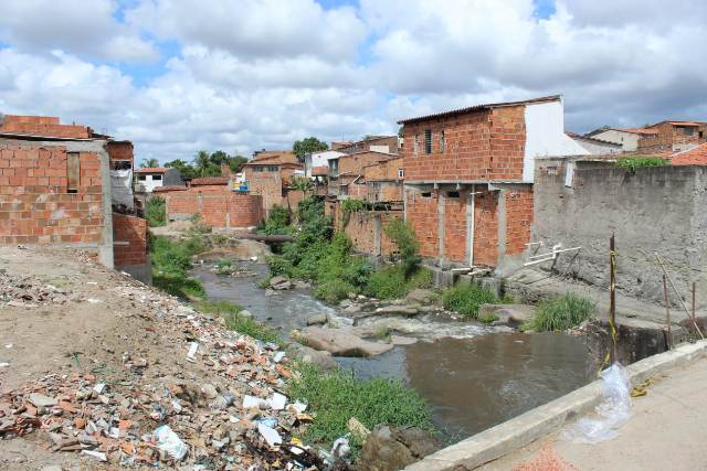 Um pontilhão, localizado entre os bairros Calumbi e conjunto Feira IV, em Feira de Santana, desabou ontem (21), após um veículo passar pelo local.