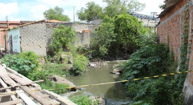 Um pontilhão, localizado entre os bairros Calumbi e conjunto Feira IV, em Feira de Santana, desabou ontem (21), após um veículo passar pelo local.