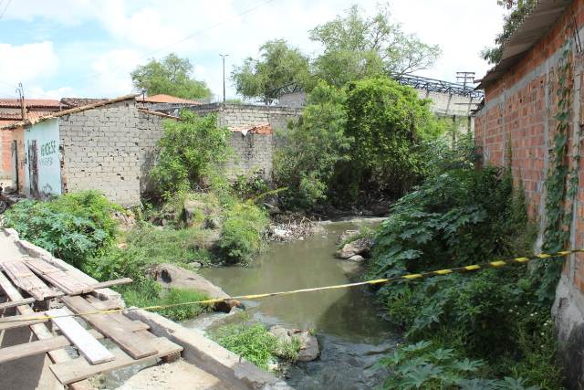 Um pontilhão, localizado entre os bairros Calumbi e conjunto Feira IV, em Feira de Santana, desabou ontem (21), após um veículo passar pelo local.