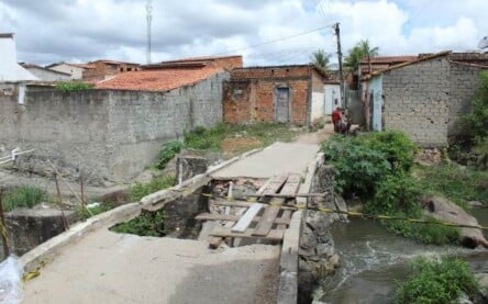 Um pontilhão, localizado entre os bairros Calumbi e conjunto Feira IV, em Feira de Santana, desabou ontem (21), após um veículo passar pelo local.