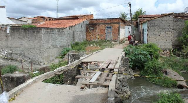 Um pontilhão, localizado entre os bairros Calumbi e conjunto Feira IV, em Feira de Santana, desabou ontem (21), após um veículo passar pelo local.