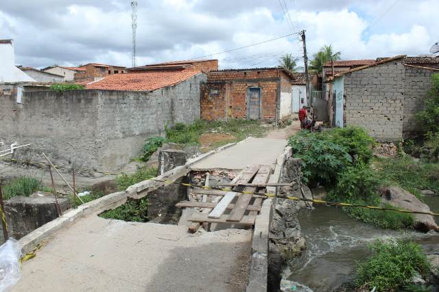 Um pontilhão, localizado entre os bairros Calumbi e conjunto Feira IV, em Feira de Santana, desabou ontem (21), após um veículo passar pelo local.