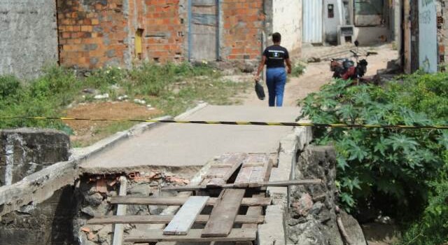 Um pontilhão, localizado entre os bairros Calumbi e conjunto Feira IV, em Feira de Santana, desabou ontem (21), após um veículo passar pelo local.