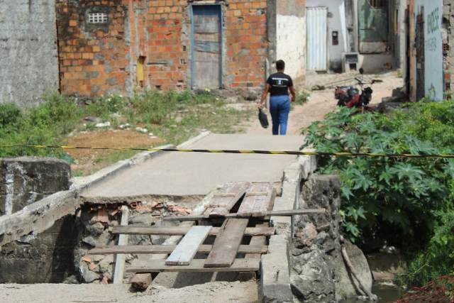 Um pontilhão, localizado entre os bairros Calumbi e conjunto Feira IV, em Feira de Santana, desabou ontem (21), após um veículo passar pelo local.