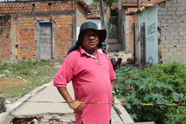 Um pontilhão, localizado entre os bairros Calumbi e conjunto Feira IV, em Feira de Santana, desabou ontem (21), após um veículo passar pelo local.