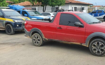 Caminhonete roubada em Lauro de Freitas é recuperada pela PRF na BR 242 em Barreiras