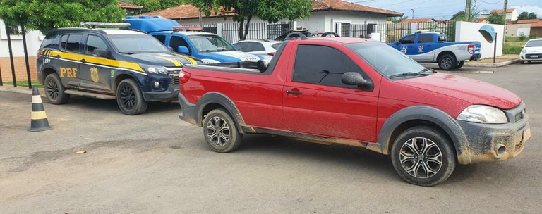 Caminhonete roubada em Lauro de Freitas é recuperada pela PRF na BR 242 em Barreiras