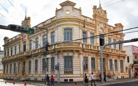 fachada da prefeitura de feira de santana