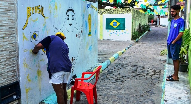 Em clima de Hexa, moradores decoram travessa da Santa Mônica com tema da Copa do Mundo.