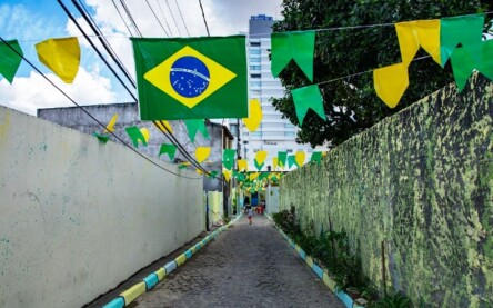 Em clima de Hexa, moradores decoram travessa da Santa Mônica com tema da Copa do Mundo.