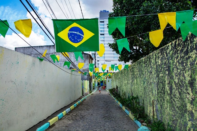 Em clima de Hexa, moradores decoram travessa da Santa Mônica com tema da Copa do Mundo.