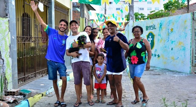 Em clima de Hexa, moradores decoram travessa da Santa Mônica com tema da Copa do Mundo.