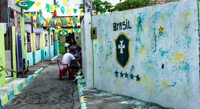 Em clima de Hexa, moradores decoram travessa da Santa Mônica com tema da Copa do Mundo.