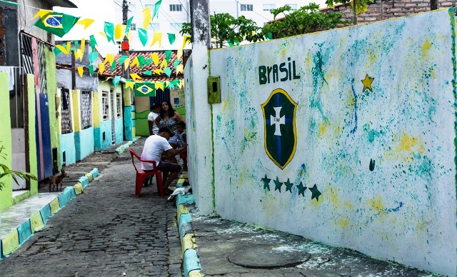 Em clima de Hexa, moradores decoram travessa da Santa Mônica com tema da Copa do Mundo.