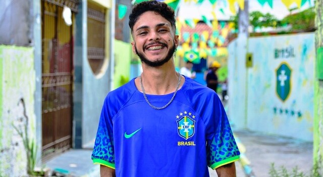 Em clima de Hexa, moradores decoram travessa da Santa Mônica com tema da Copa do Mundo.