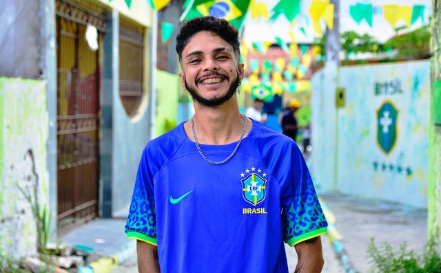 Em clima de Hexa, moradores decoram travessa da Santa Mônica com tema da Copa do Mundo.