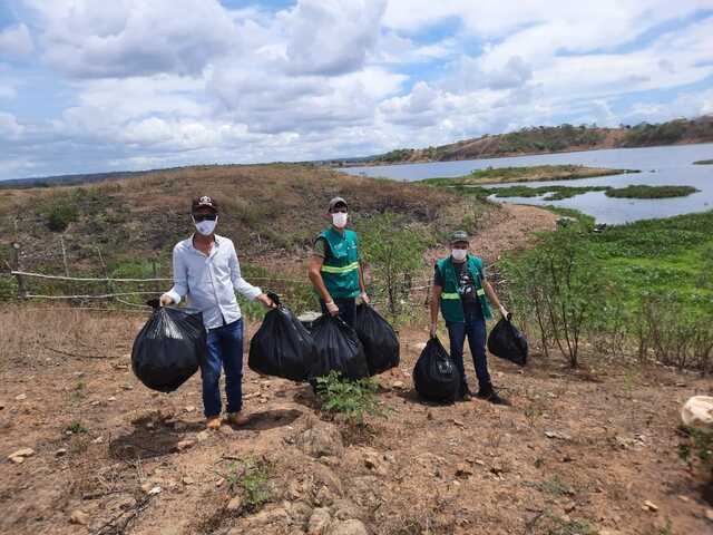 Equipe da Semman recolhe lixo do Rio Jacuípe no distrito de Ipuaçu