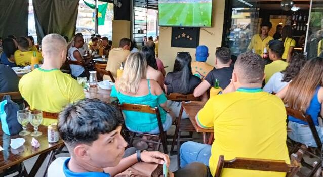 Torcedores lotam a São Domingos para acompanhar jogo da Seleção Brasileira na Copa