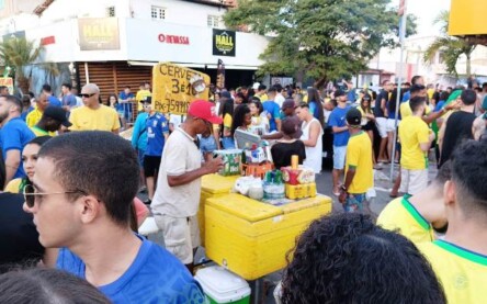 Torcedores lotam a São Domingos para acompanhar jogo da Seleção Brasileira na Copa
