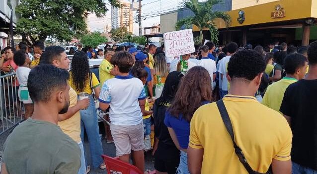 Torcedores lotam a São Domingos para acompanhar jogo da Seleção Brasileira na Copa