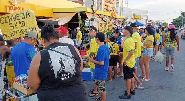 Torcedores lotam a São Domingos para acompanhar jogo da Seleção Brasileira na Copa