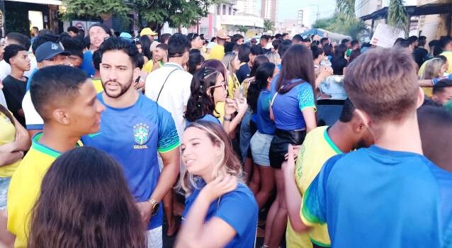 Torcedores lotam a São Domingos para acompanhar jogo da Seleção Brasileira na Copa