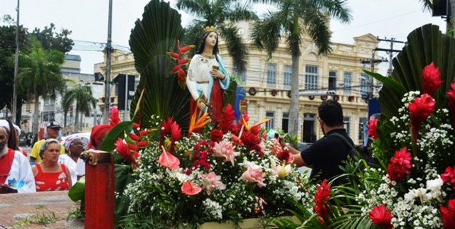 Devotos celebram Santa Bárbara com missa e o tradicional caruru