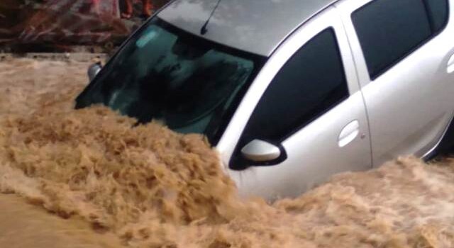 Carro afunda em cratera no bairro SIM após fortes chuvas (Foto: Ed Santos/ Acorda Cidade)