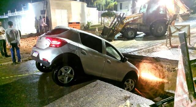 Carro afunda em cratera no bairro SIM após fortes chuvas (Foto: Ed Santos/ Acorda Cidade)