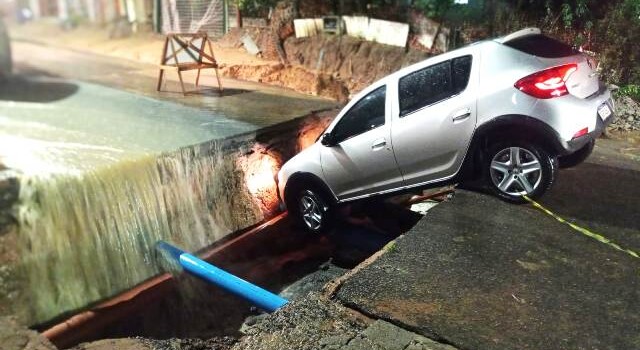 Carro afunda em cratera no bairro SIM após fortes chuvas (Foto: Ed Santos/ Acorda Cidade)