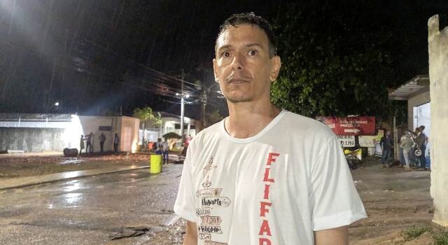 Carro afunda em cratera no bairro SIM após fortes chuvas (Foto: Ed Santos/ Acorda Cidade)