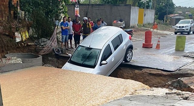 Carro afunda em cratera no bairro SIM após fortes chuvas (Foto: Reprodução/ Redes Sociais)