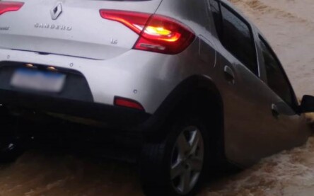 Carro afunda em cratera no bairro SIM após fortes chuvas (Foto: Ed Santos/ Acorda Cidade)