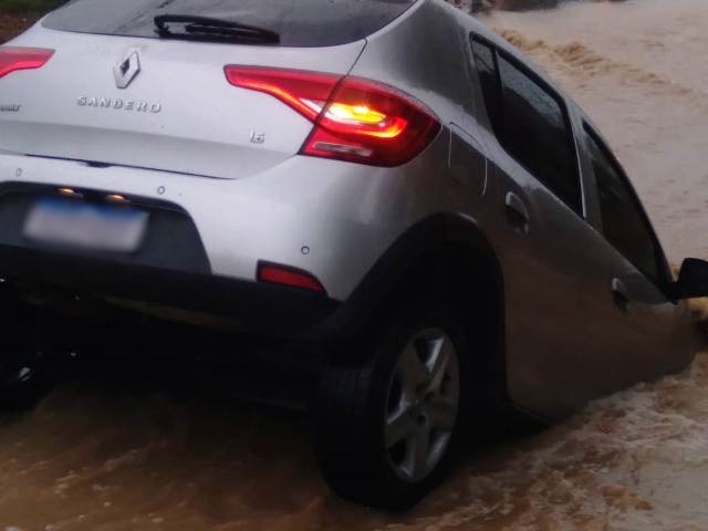 Carro afunda em cratera no bairro SIM após fortes chuvas (Foto: Ed Santos/ Acorda Cidade)