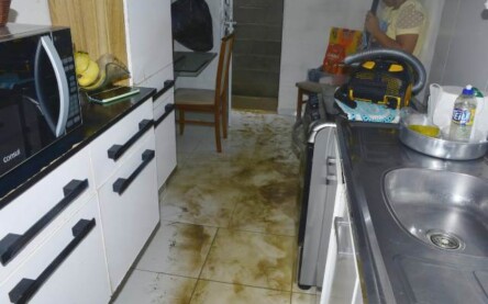 Imóvel é invadido pelas águas em condomínio do bairro SIM após chuvas (Foto: Ed Santos/ Acorda Cidade)
