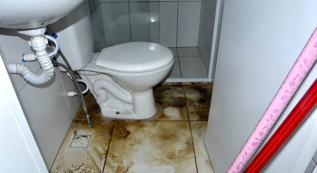 Imóvel é invadido pelas águas em condomínio do bairro SIM após chuvas (Foto: Ed Santos/ Acorda Cidade)