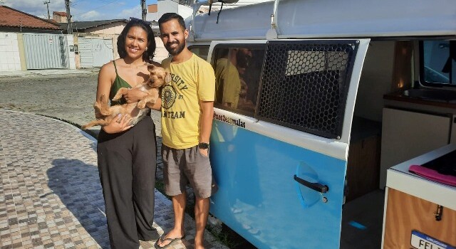 Casal retorna à Feira após conhecer 6 estados brasileiros e 4 países em uma Kombi (Foto: Ney Silva/Acorda Cidade)