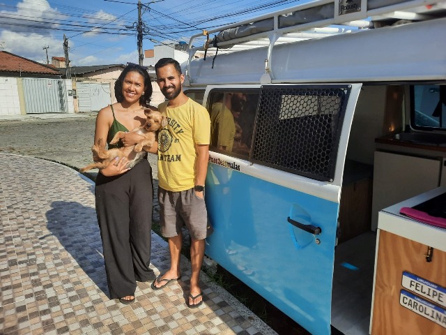 Casal retorna à Feira após conhecer 6 estados brasileiros e 4 países em uma Kombi (Foto: Ney Silva/Acorda Cidade)