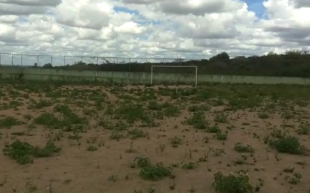 Moradores reclamam do estado de abandono do campo de Ipuaçu.