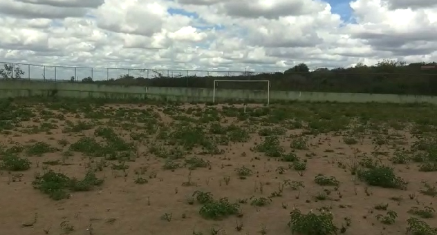 Moradores reclamam do estado de abandono do campo de Ipuaçu.